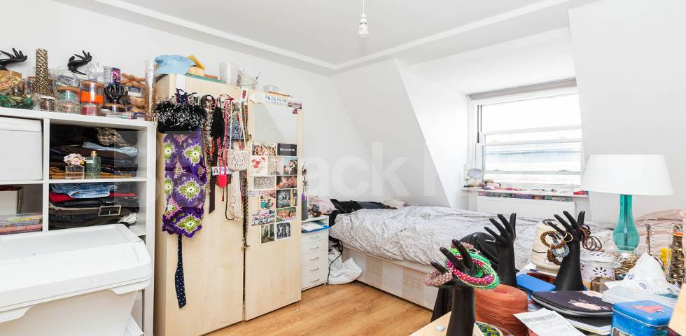 Split level 3 bed flat in Camden located within walking distance to UCL Camden High Street, Camden